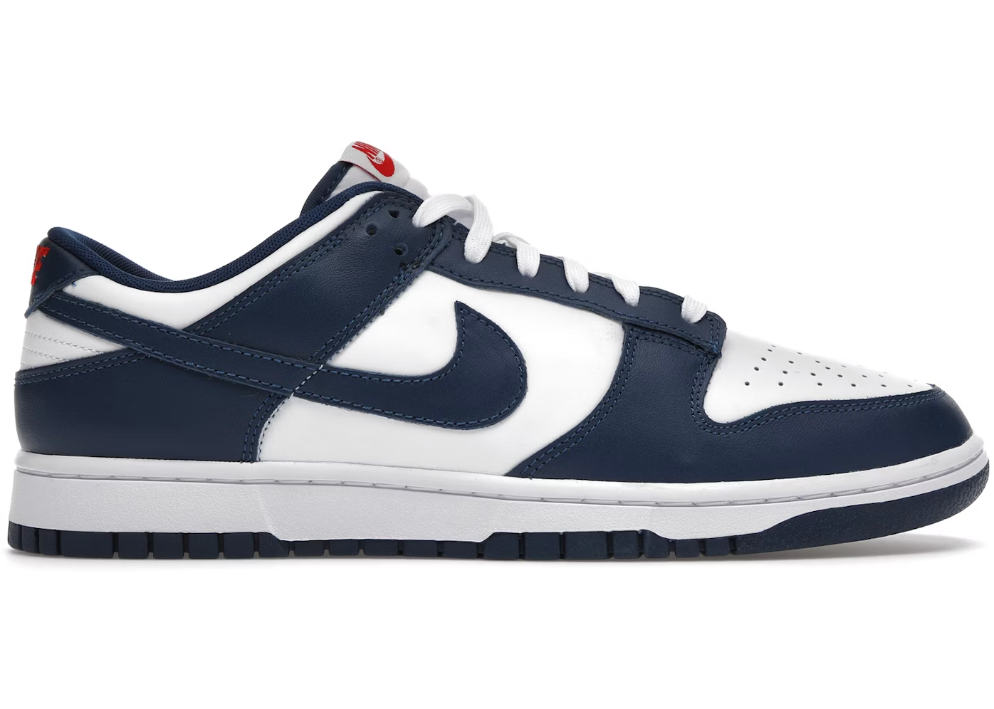 Nike Dunk Low valarian blue
En tidsløs klassiker. Sneakeren alle kender. Denne sneaker med sin bløde gummi sål er det perfekte valg til en hver Nike elsker.
Set fra siden