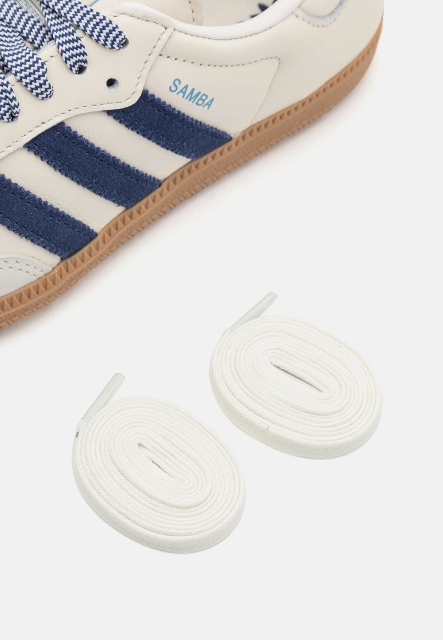 Samba Og Off White Dark Blue
En meget eksklusiv sneaker fra adidas, Denne sneaker er det ultimative valg til en hver sneaker elsker. Få adidas samba og off white dark blue idag.
Set fra siden