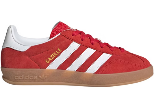 Adidas Gazelle Indoor Better Scarlet Cloud White Gum sneaker i ruskind med hvide striber og klassisk gummisål.
