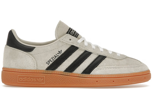 Adidas Handball Spezial Aluminium Core black 
Shop dit næste par Handball Spezial. Disse Handball Spezial, er de perfekte sneaker til enhver lejlighed. Deres elegante design sikre dig en alsidig sneaker. 
Set fra siden