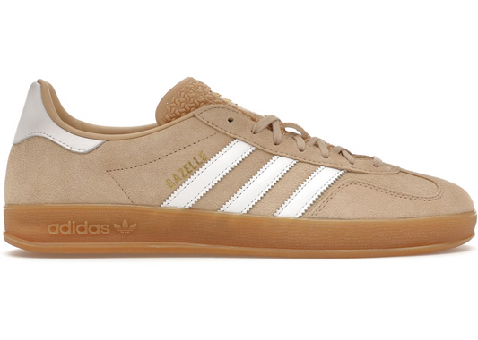 Adidas Gazelle Indoor Magic Beige sneaker i ruskind med hvide 3-Stripes og transparent gummisål.